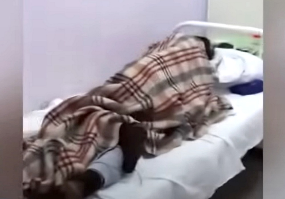 Фото В «ковидных» стационарах Улан-Удэ не хватает палат – больные лежат в коридорах