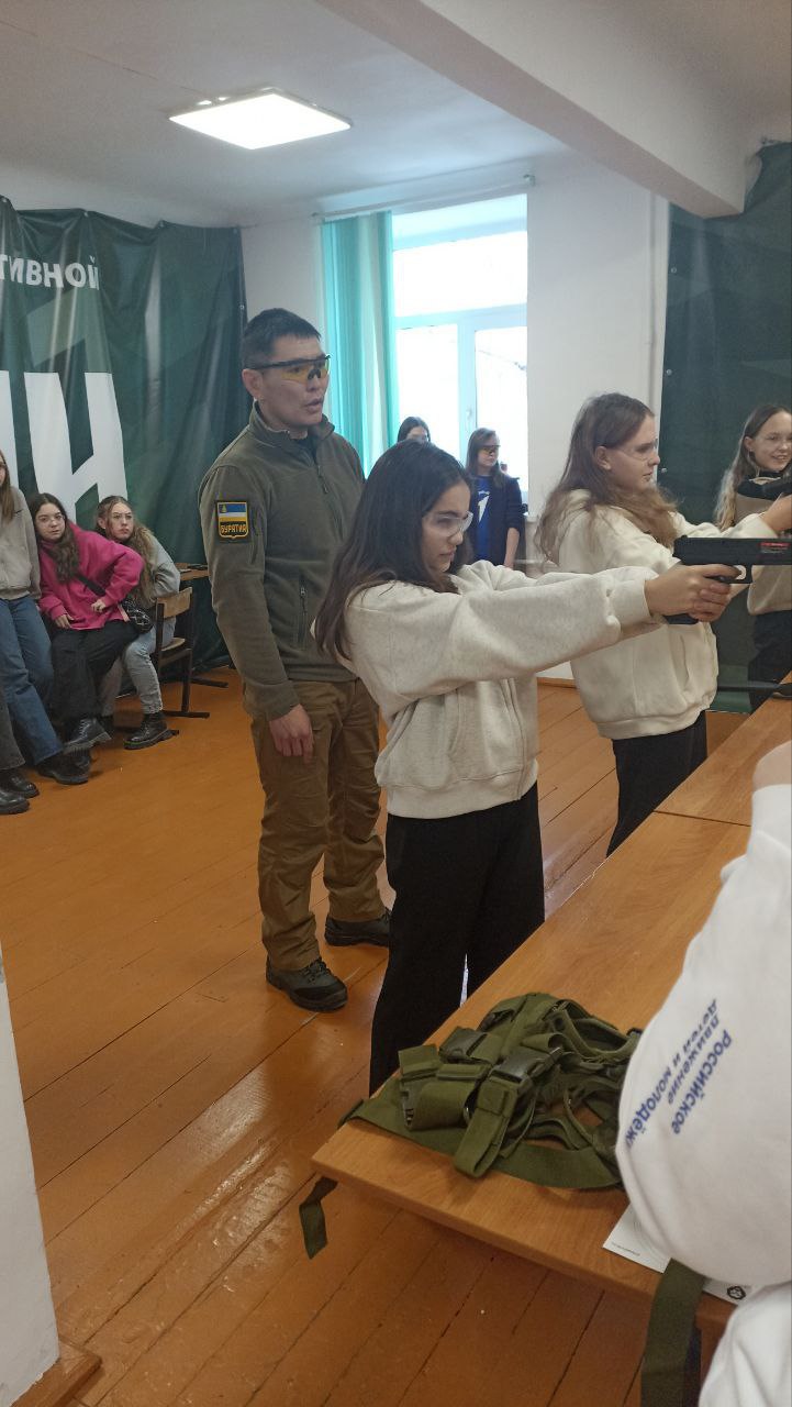 Фото Подростки из Тарбагатайского района Бурятии побывали на экскурсии в Центре «Воин»