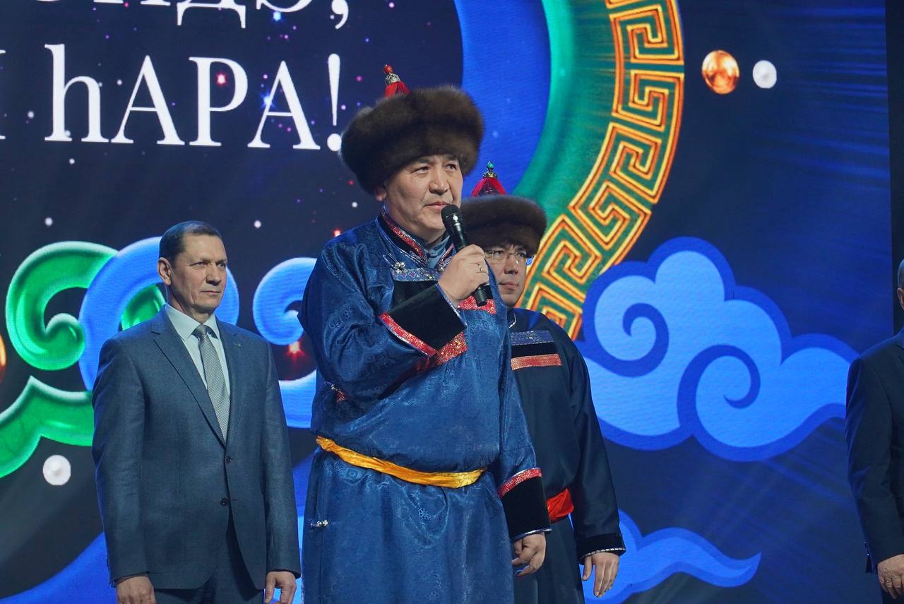 Фото На торжественном собрании в честь Сагаалгана председатель Улан-Удэнского горсовета поздравил всех на родном языке