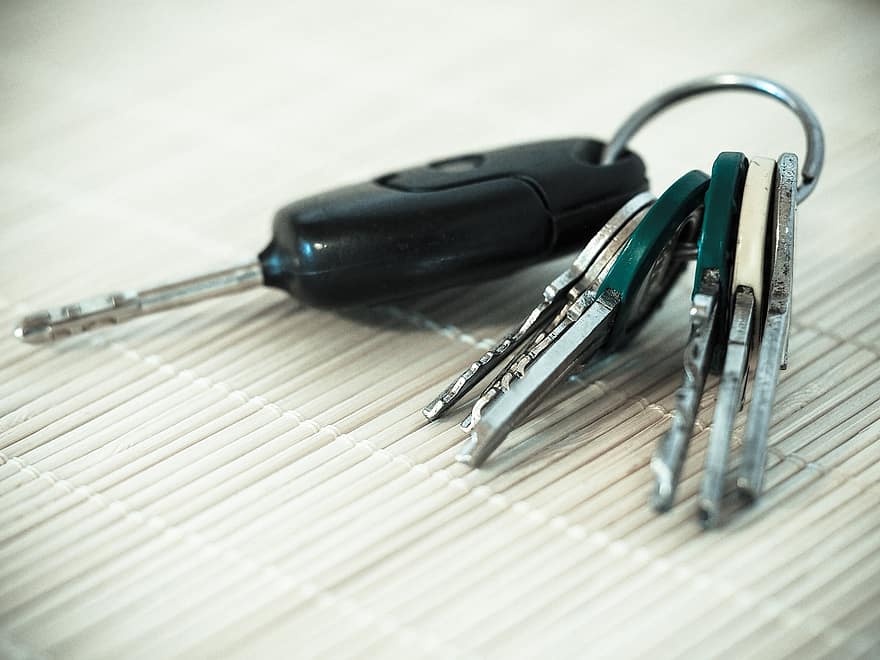 Фото В Улан-Удэ водитель внедорожника рискнул крупной суммой, оставив открытой дверь