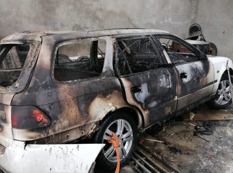 Фото Улан-удэнец пытался потушить автомобиль и едва не сгорел сам