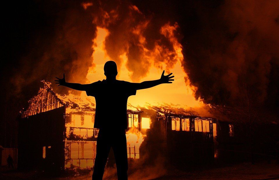 Фото Электросети, печи и сигареты: в Бурятии повсеместно горят частные дома и дворы