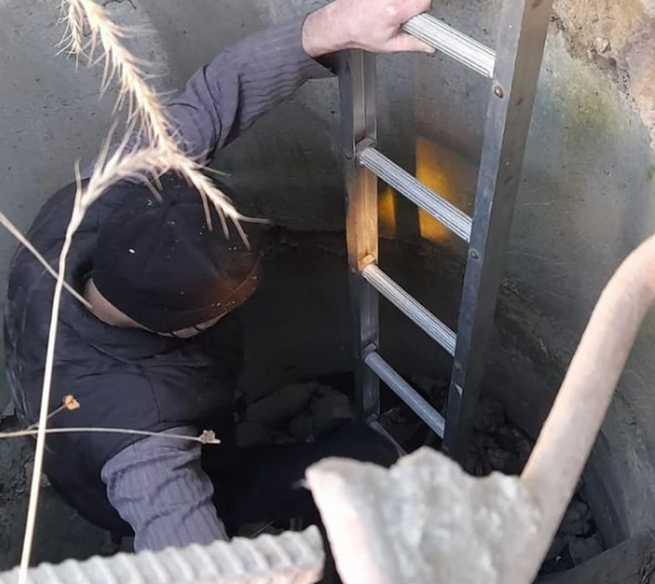 Фото В Бурятии пожарные спасли ребенка, провалившегося в коллектор