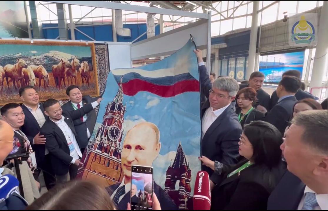 Фото Глава Бурятии купил ковер монгольского производства с изображением президента России