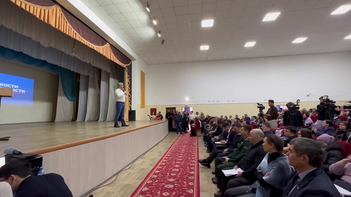 Фото Глава Бурятии в Прибайкальском районе встретился с населением и семьями участников СВО