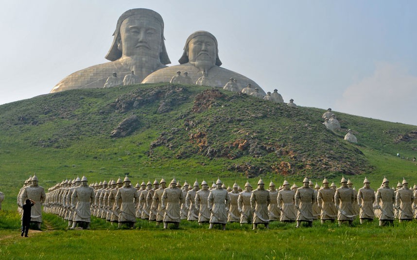 Фото Памятник Чингисхану и его внуку Хубилаю