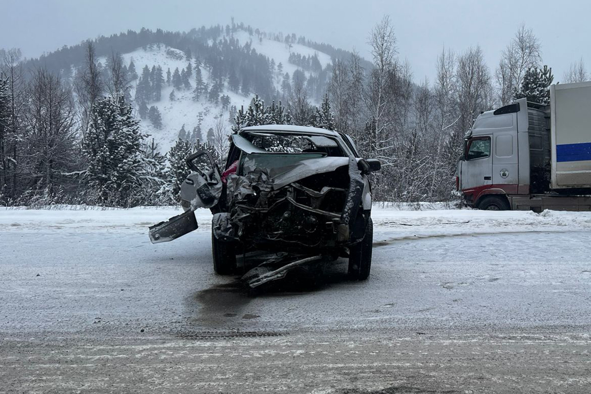 Фото В Бурятии водитель иномарки погибла при столкновении с фурой