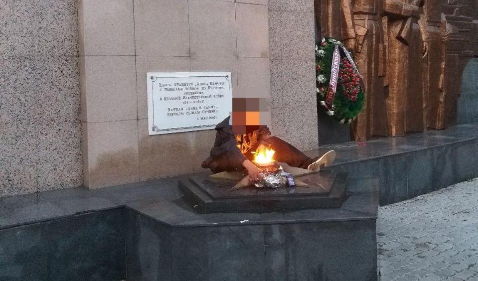 Фото Мужчина устроил пикник у Вечного огня на Мемориале Победы