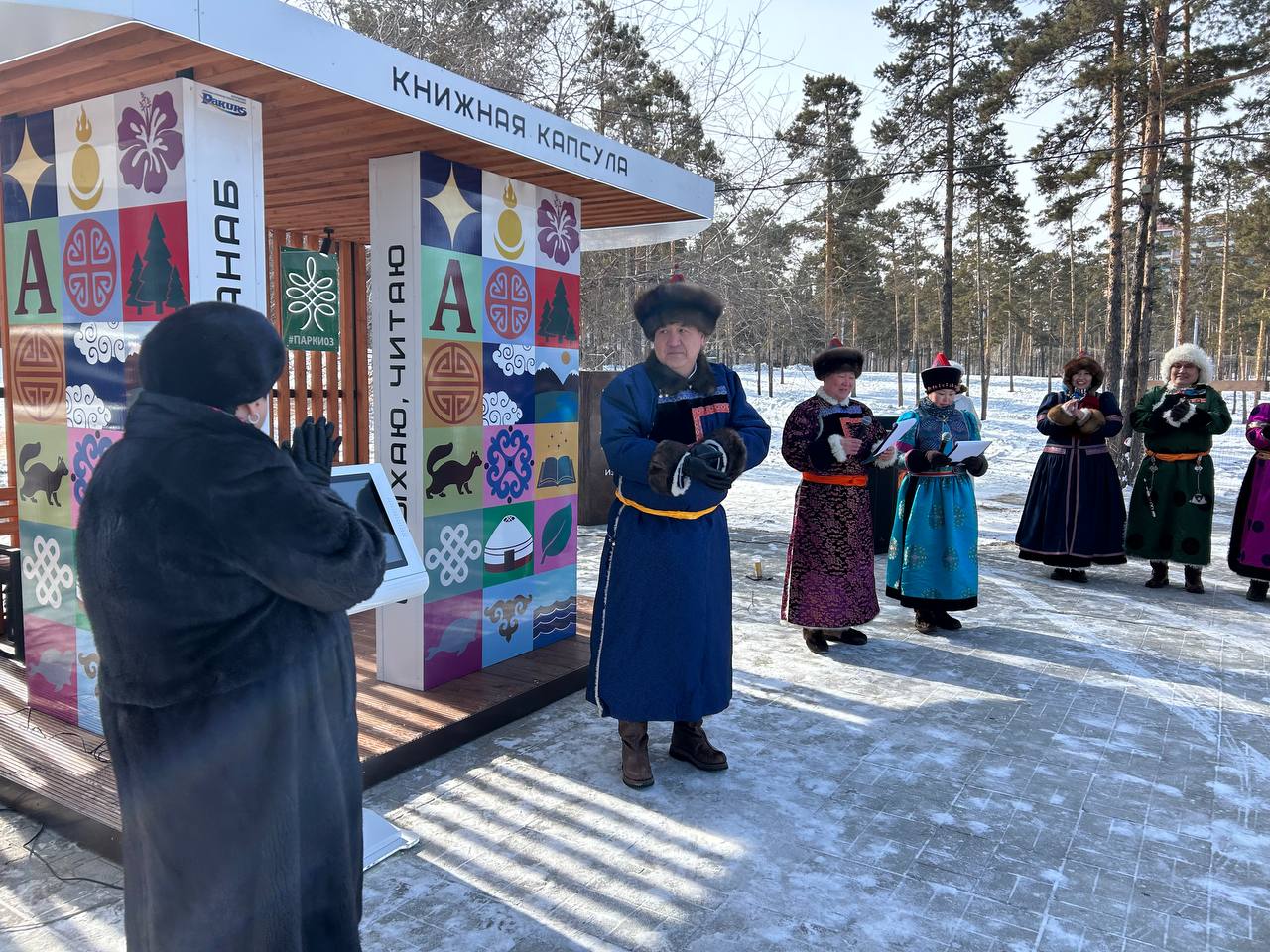 Фото Председатель Улан-Удэнского горсовета открыл первую в столице Бурятии книжную капсулу