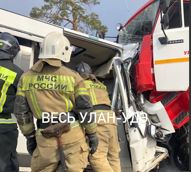 Фото В Бурятии водитель микроавтобуса погиб при столкновении с пожарной машиной