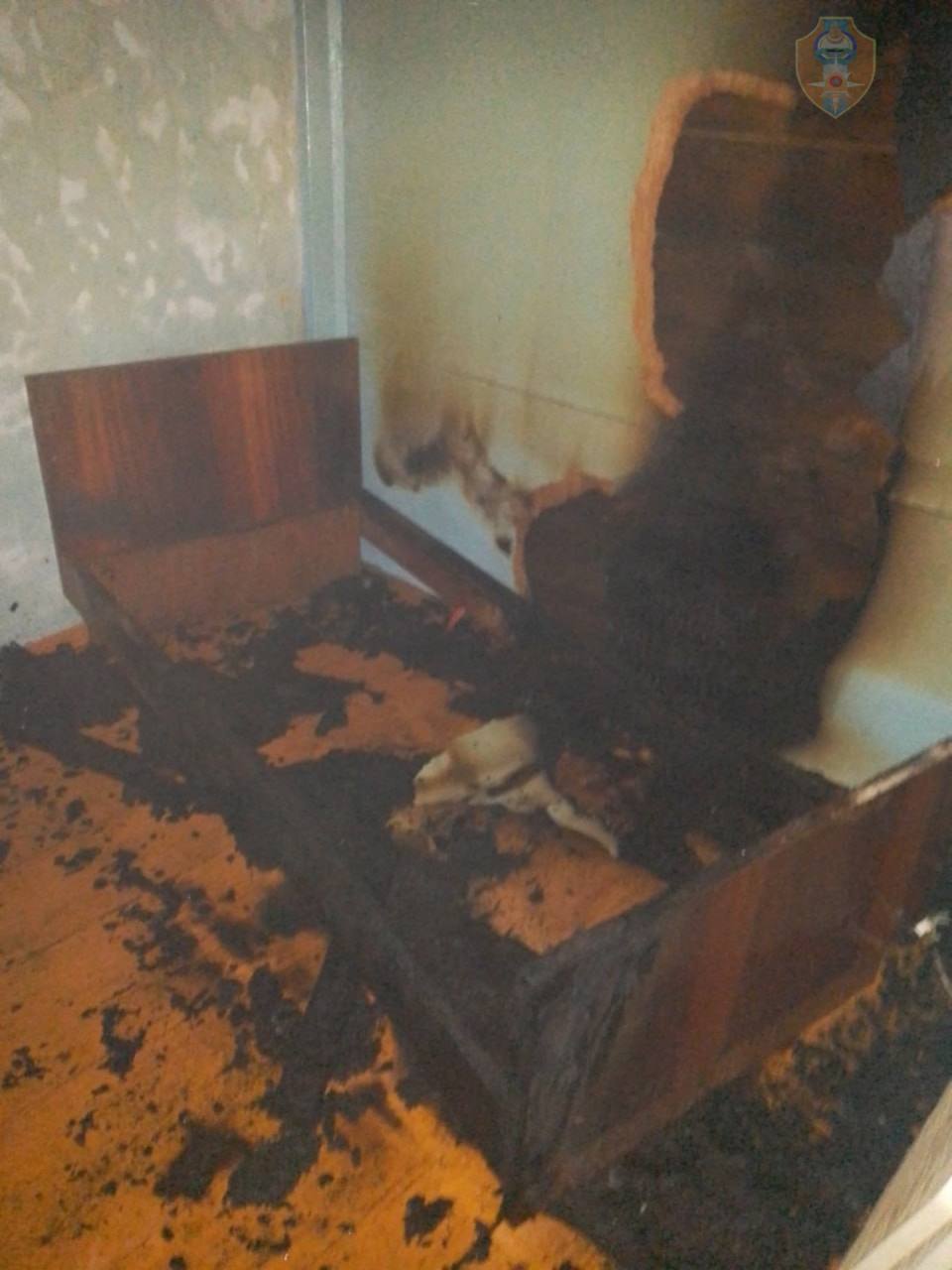 Фото Под лежащим курящим жителем Бурятии загорелся диван