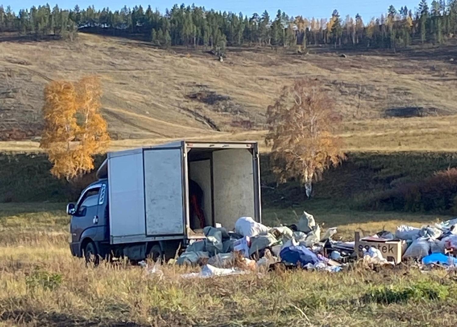 Фото В Бурятии поймали мужчину, вывезшего в священное место мусор