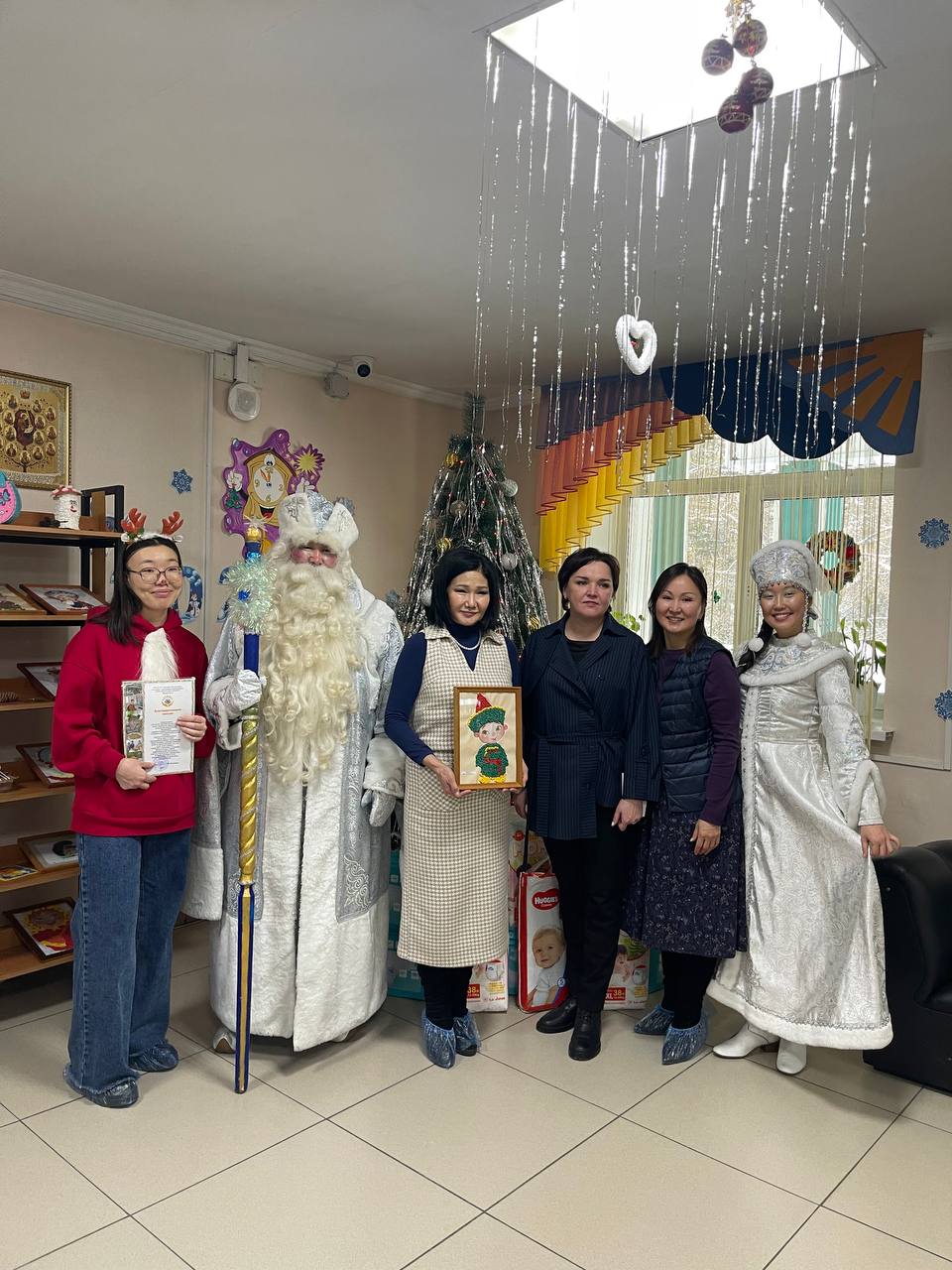 Фото Министр культуры Бурятии посетила дом-интернат «Журавушка» вместе с Дедом Морозом и Снегурочкой