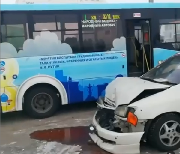 Фото В Улан-Удэ «путинский» автобус попал в аварию