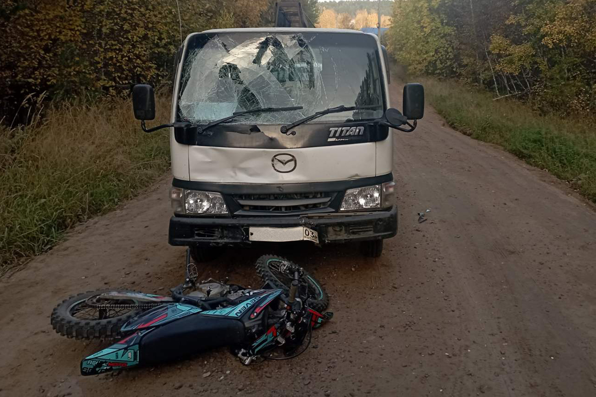 Фото В Бурятии подростки на мотоцикле врезались в грузовик