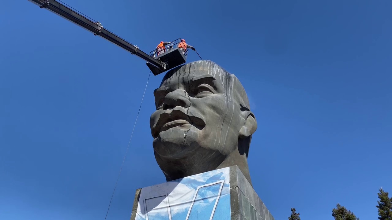Фото В Улан-Удэ Ленину «намылили» голову (ВИДЕО)