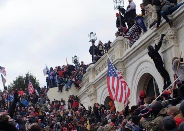 Фото В США протестующие ворвались в здание конгресса (ФОТО)