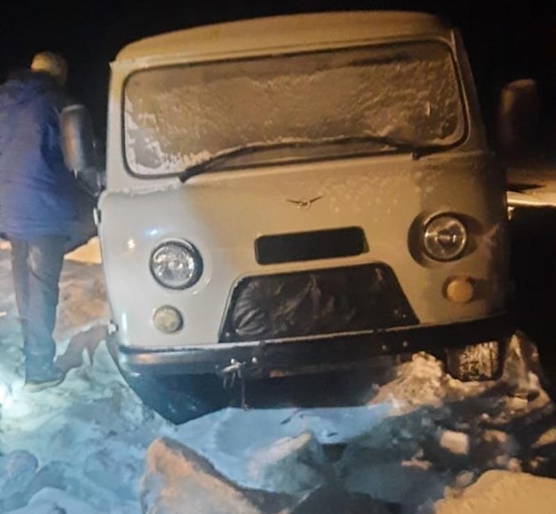 Фото В Бурятии рыбаки едва не погибли на льду Байкала