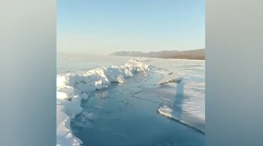 Фото На Байкале в Бурятии продолжает «трещать» лед