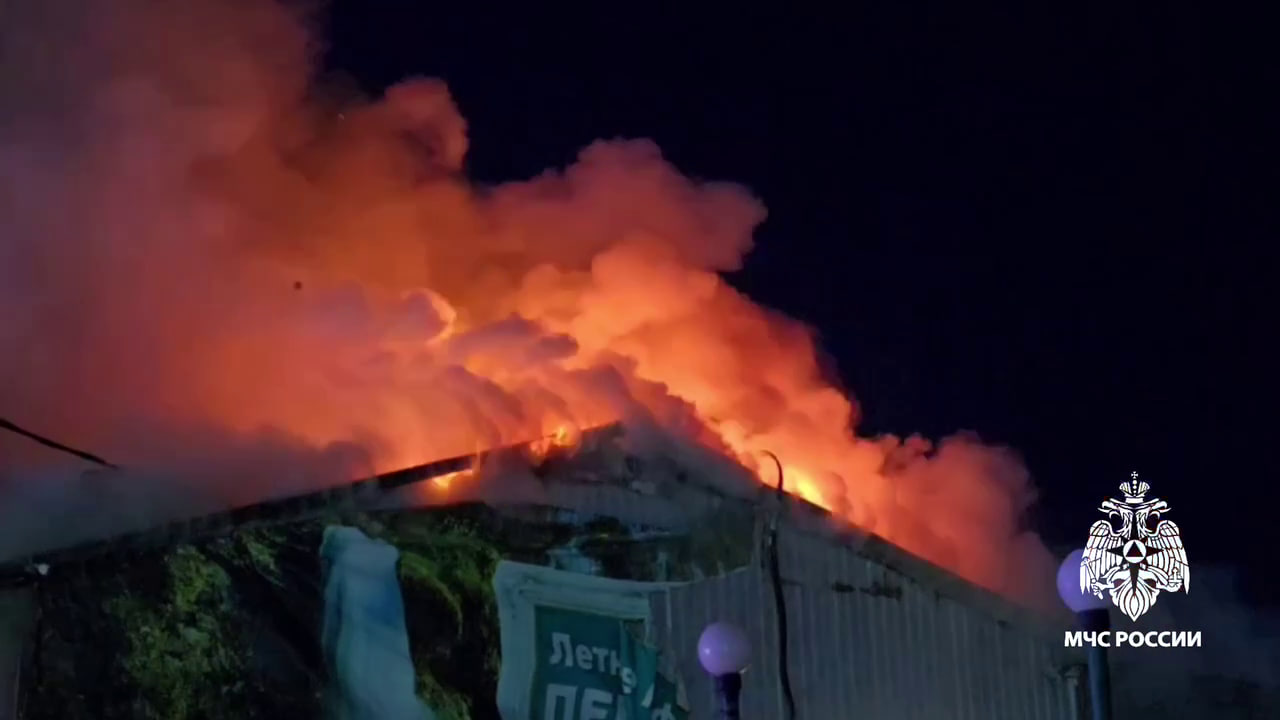 Фото В Улан-Удэ у кафе загорелась крыша 