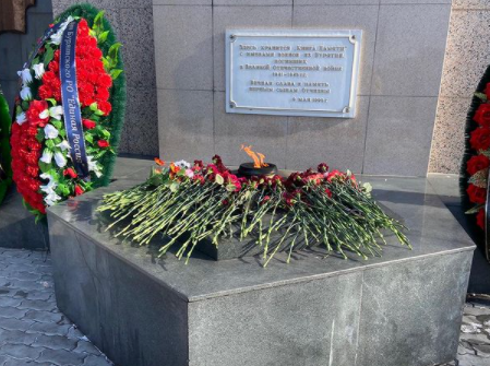 Фото Жители Бурятии возложили цветы к мемориалам и памятникам (ФОТО)