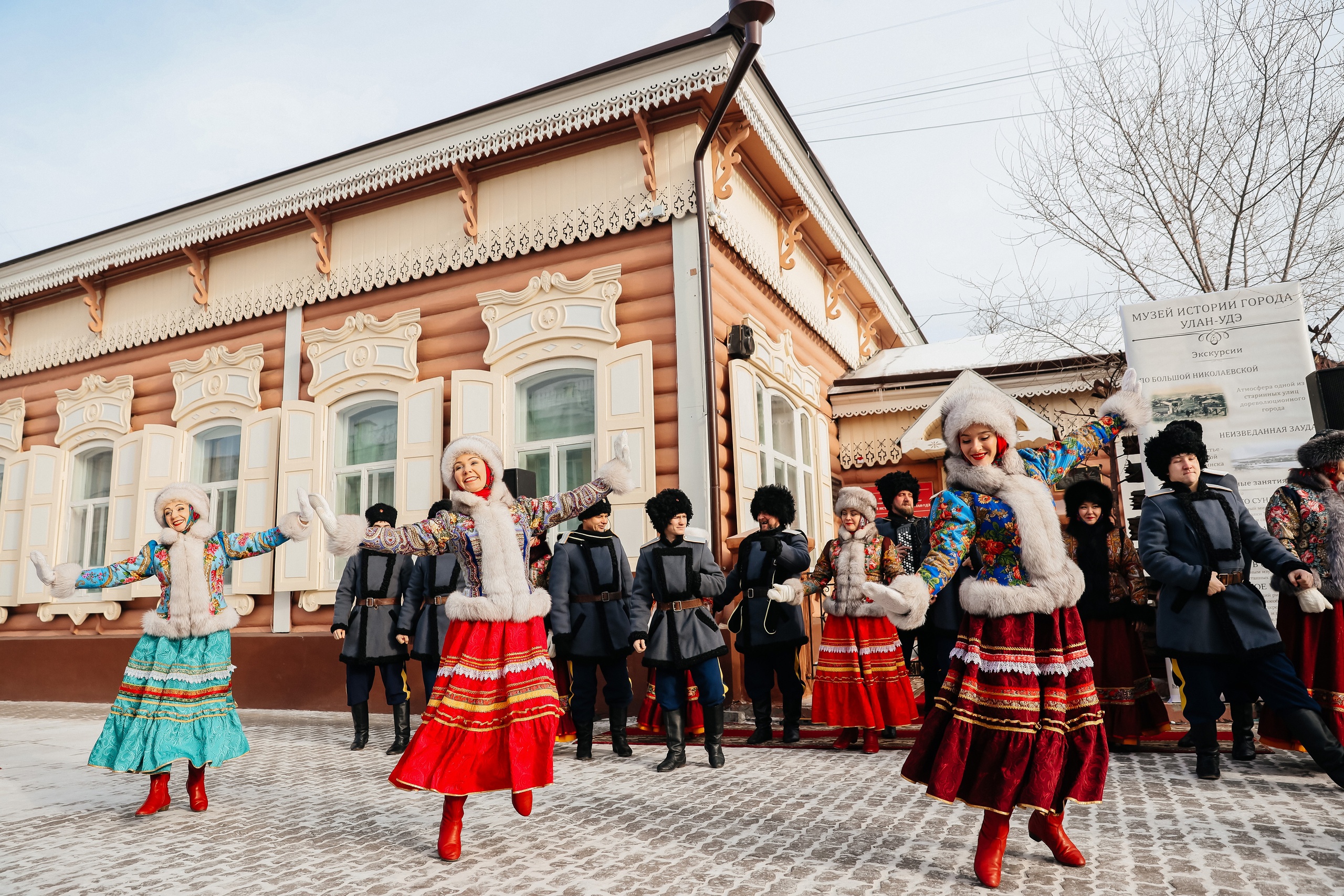 Праздник в улан удэ. Музей города Улан-Удэ. Музей истории города Улан-Удэ. Фото музея истории города Улан-Удэ. Город Улан-Удэ Арбат люди.