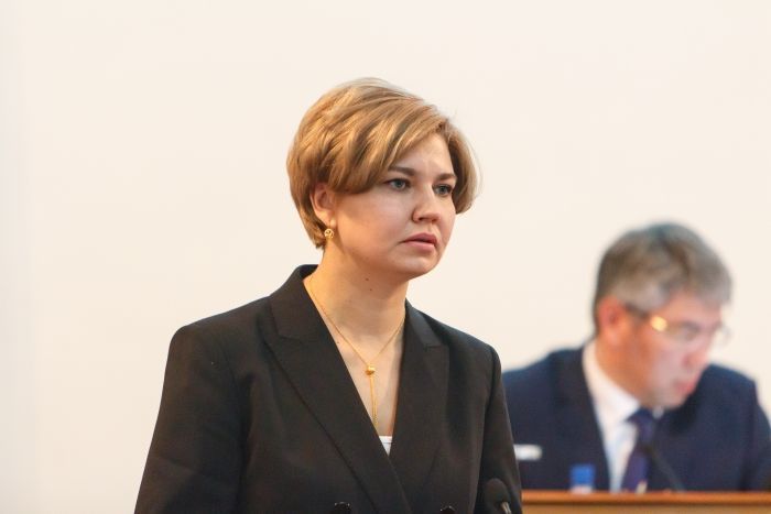 Фото Кочетова на сессии Народного Хурала Бурятии прокомментировала свою зарплату