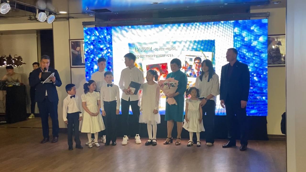 Фото В Улан-Удэ наградили победителей республиканского конкурса «Семья года»