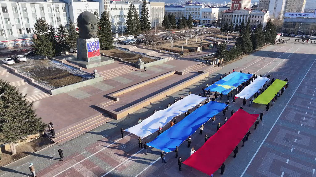 Фото Участники патриотической акции развернули в центре Улан-Удэ огромные флаги России и Бурятии
