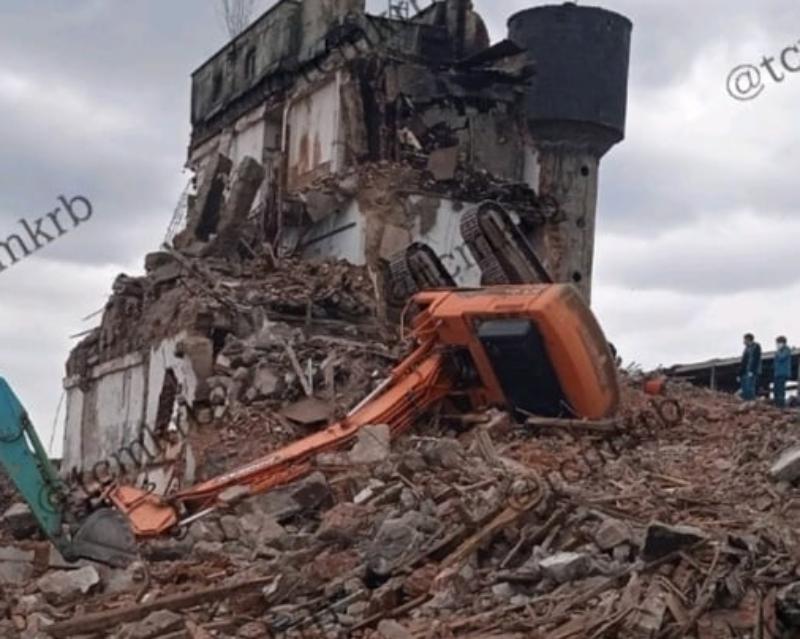 Фото В Бурятии водитель многотонного экскаватора едва не погиб при демонтаже здания (ФОТО)
