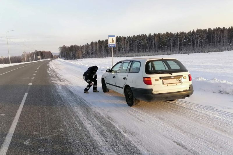Фото Сотрудники ГИБДД Бурятии спасли замерзавшую на дороге семью
