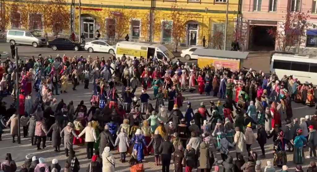 Фото Гранд-ёхор станцевали в центре Улан-Удэ в честь Дня народного единства
