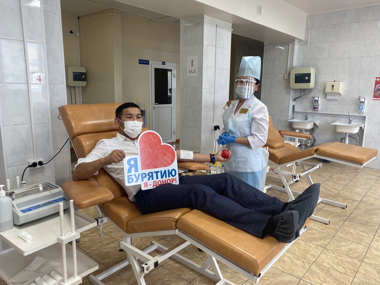Фото Депутат горсовета Улан-Удэ сдал донорскую кровь
