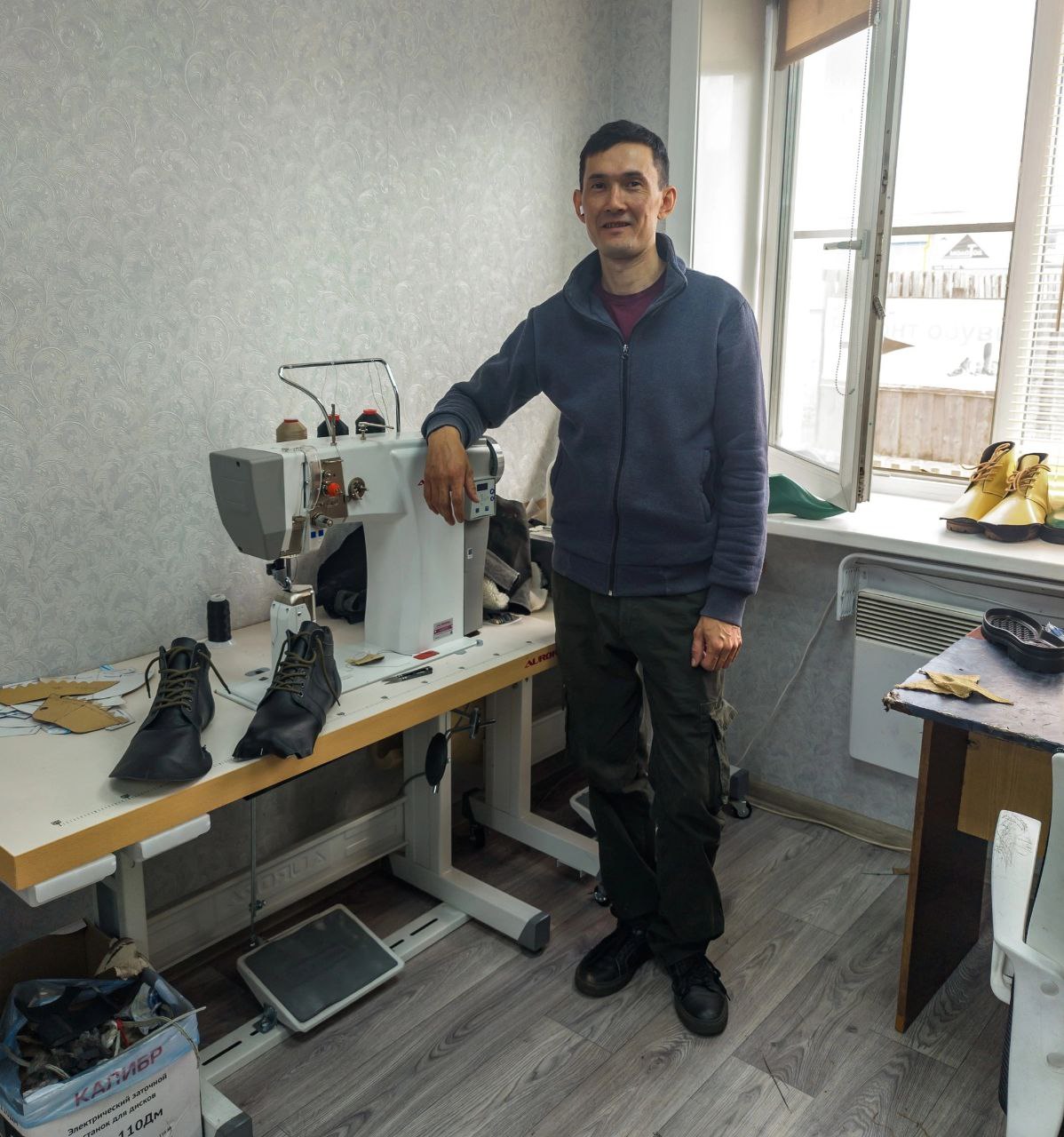 Фото Житель Бурятии создал производство брендовой обуви