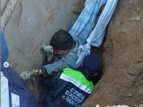 Фото В Улан-Удэ рабочего завалило землей по голову после падения в яму