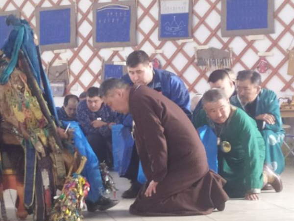 Фото На общенародный молебен в защиту Байкала в Улан-Удэнский храм "Тэнгэриин Ордон" приехали 37 шаманов