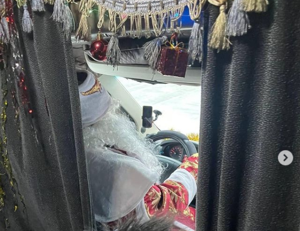 Фото «За счет Деда Мороза»: по Улан-Удэ ездит волшебный микрик