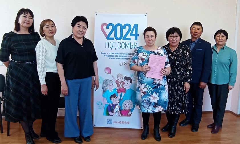 Фото Многодетной семье из Бурятии сертификат на приобретение жилья вручили вне очереди