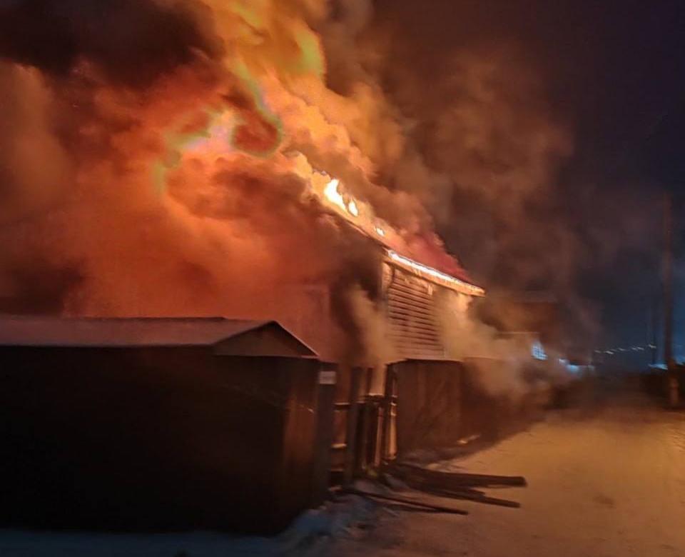 Фото В Бурятии многодетная семья осталась без дома из-за пожара