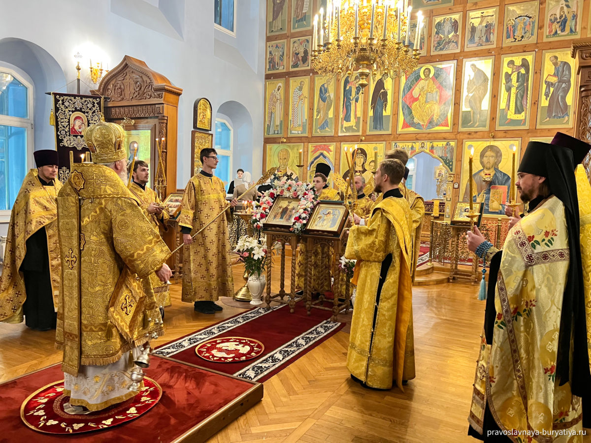 В Бурятии прошла Воскресная Божественная Литургия в честь апостолов Петра и  Павла | 06.11.2022 | Новости Улан-Удэ - БезФормата