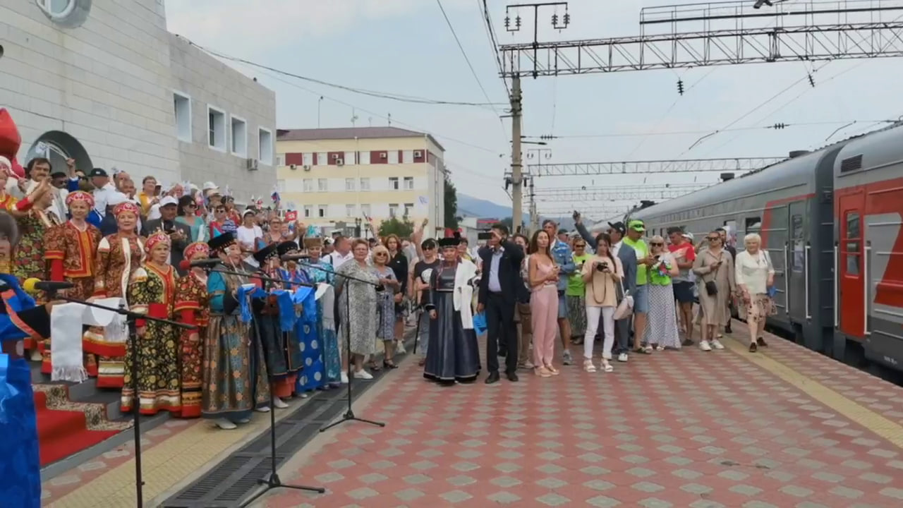 В Бурятии на перрон Северобайкальска прибыл бамовский поезд с почётными  гостями - Общество - Новая Бурятия