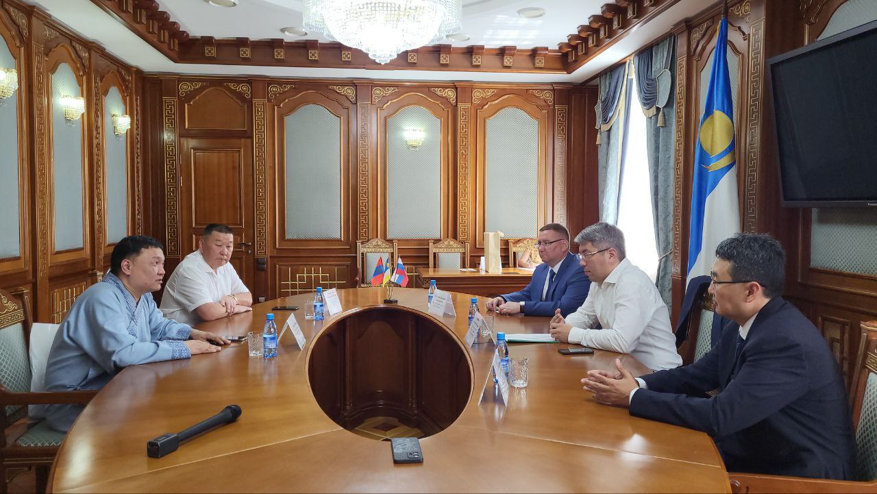 Фото В правительстве Бурятии прошла встреча с директором Совместной Российско-монгольской школы