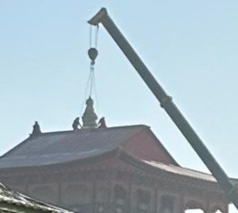 Фото В Иволгинском дацане Бурятии на крыше Цогчен дугана устанавливают золотой ганжир