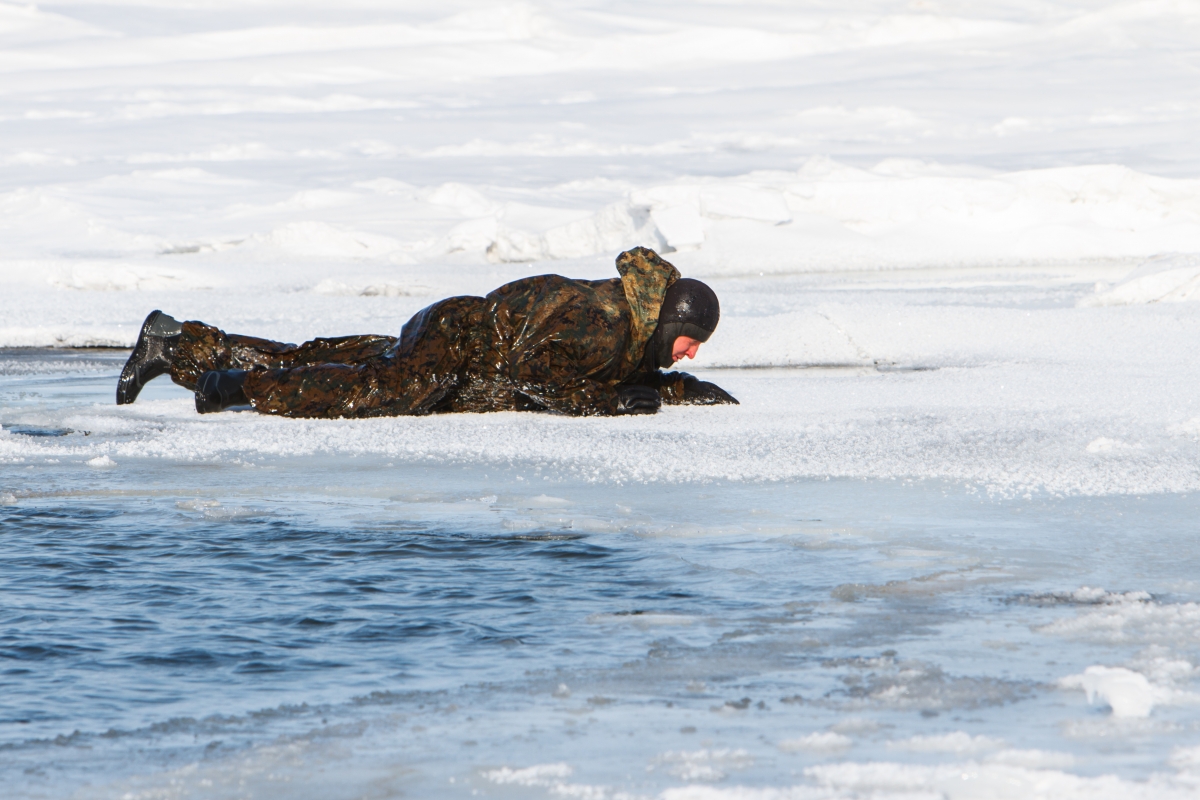 Фото В Бурятии мужчина в поездке за дровами едва не замерз на Гусином озере
