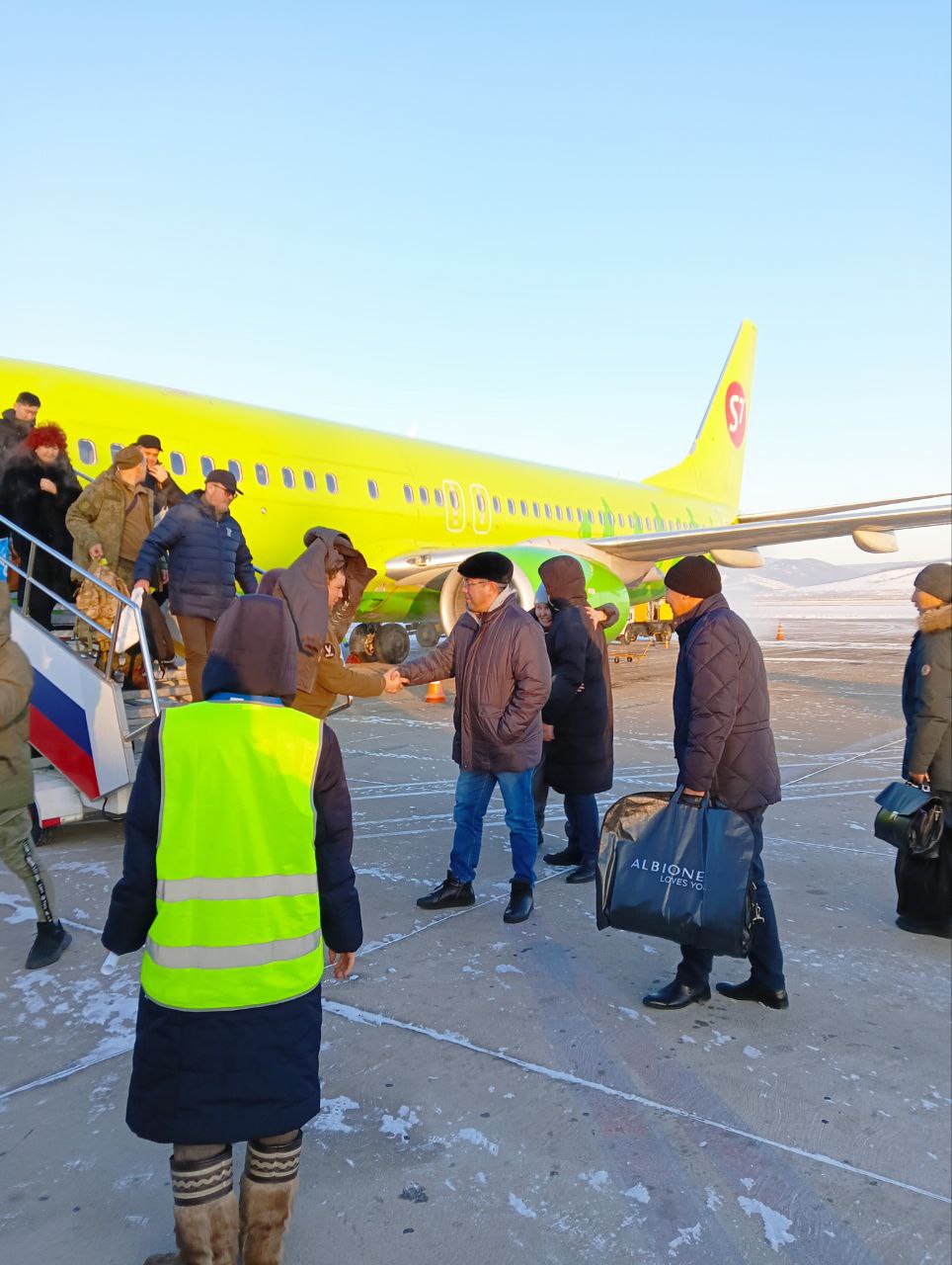 Фото Глава Бурятии в аэропорту поделился курткой с бойцом СВО 