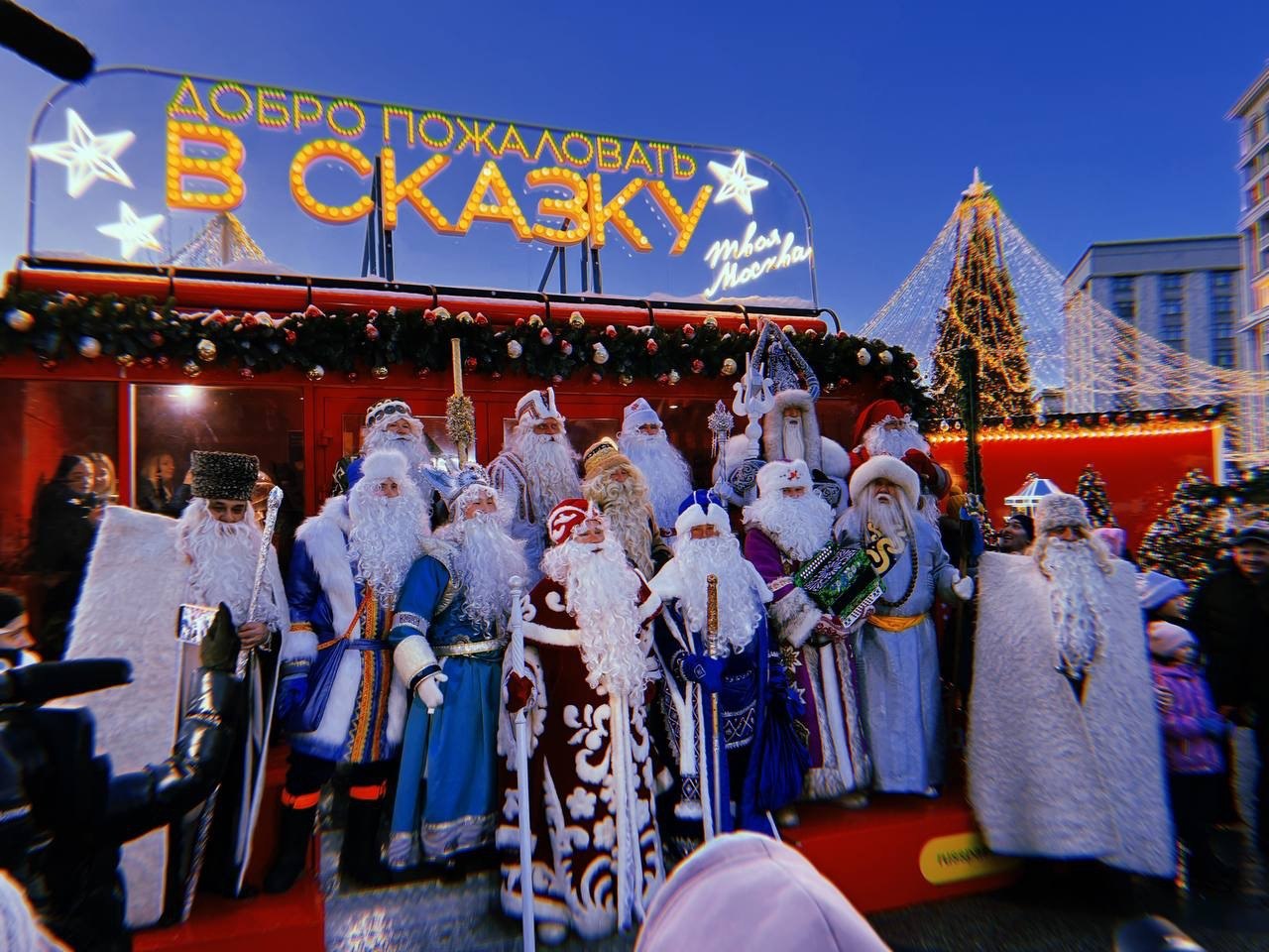 Фото Белый старец Сагаан Убгэн из Бурятии побывал на всероссийском слете Дедов Морозов в Москве