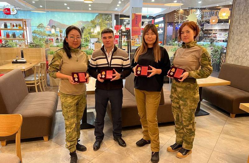 Фото Министр обороны России вручил медали волонтерам из Бурятии