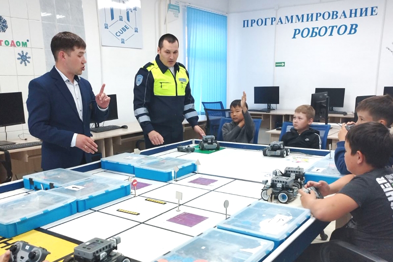 Фото В Бурятии школьники изучают ПДД на курсах робототехники