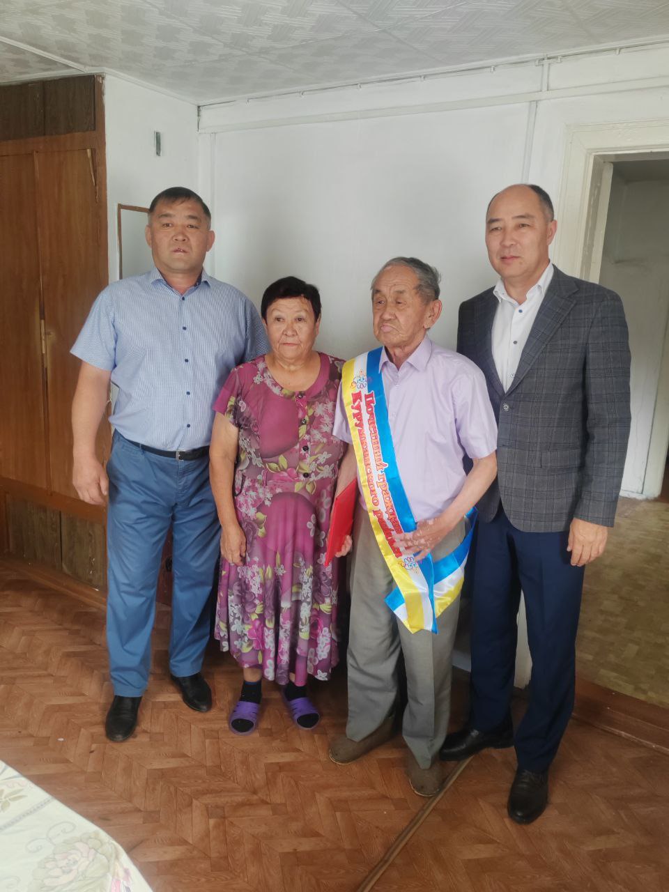 Фото Житель Бурятии получил звание «Почётный гражданин Курумканского района»