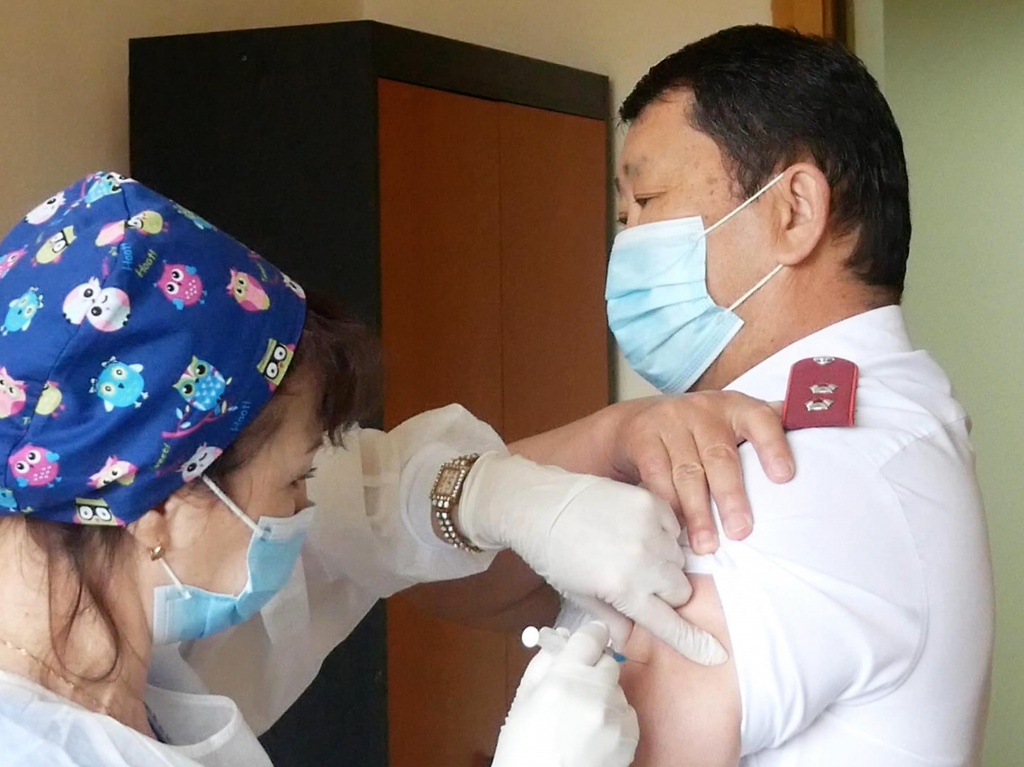Фото В Бурятии фото главного санврача, делающего прививку, возмутило пользователей соцсетей